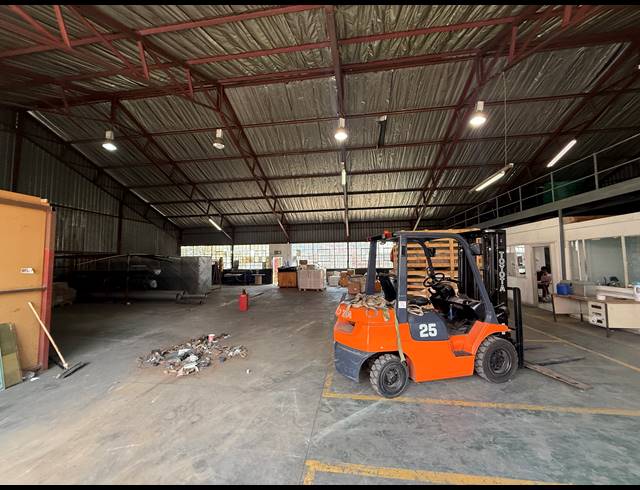 1,265M² WAREHOUSE TO LET IN JET PARK